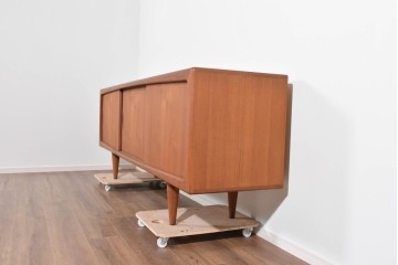 デンマークヴィンテージ　H.P. Hansen(H.P.ハンセン)　チーク材　柔らかな曲線が美しいサイドボード　(R-085270)