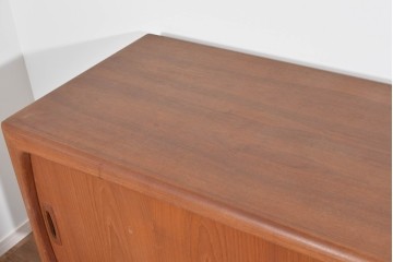 デンマークヴィンテージ　H.P. Hansen(H.P.ハンセン)　チーク材　柔らかな曲線が美しいサイドボード　(R-085270)