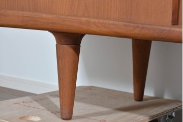 デンマークヴィンテージ　H.P. Hansen(H.P.ハンセン)　チーク材　柔らかな曲線が美しいサイドボード　(R-085270)