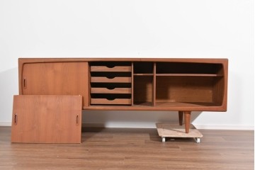 デンマークヴィンテージ　H.P. Hansen(H.P.ハンセン)　チーク材　柔らかな曲線が美しいサイドボード　(R-085270)