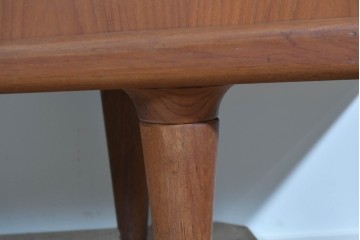 デンマークヴィンテージ　H.P. Hansen(H.P.ハンセン)　チーク材　柔らかな曲線が美しいサイドボード　(R-085270)