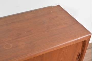 デンマークヴィンテージ　H.P. Hansen(H.P.ハンセン)　チーク材　柔らかな曲線が美しいサイドボード　(R-085270)