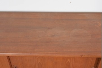 デンマークヴィンテージ　H.P. Hansen(H.P.ハンセン)　チーク材　柔らかな曲線が美しいサイドボード　(R-085270)