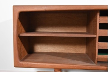 デンマークヴィンテージ　H.P. Hansen(H.P.ハンセン)　チーク材　柔らかな曲線が美しいサイドボード　(R-085270)