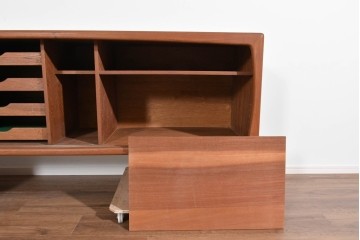 デンマークヴィンテージ　H.P. Hansen(H.P.ハンセン)　チーク材　柔らかな曲線が美しいサイドボード　(R-085270)