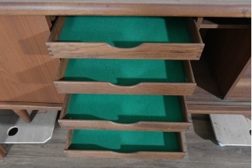 デンマークヴィンテージ　H.P. Hansen(H.P.ハンセン)　チーク材　柔らかな曲線が美しいサイドボード　(R-085270)