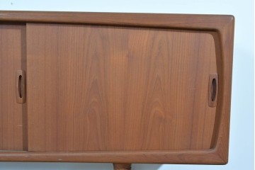 デンマークヴィンテージ　H.P. Hansen(H.P.ハンセン)　チーク材　柔らかな曲線が美しいサイドボード　(R-085270)