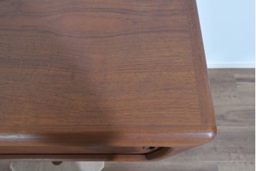 デンマークヴィンテージ　H.P. Hansen(H.P.ハンセン)　チーク材　柔らかな曲線が美しいサイドボード　(R-085270)