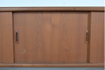 デンマークヴィンテージ　H.P. Hansen(H.P.ハンセン)　チーク材　柔らかな曲線が美しいサイドボード　(R-085270)