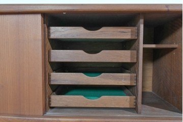 デンマークヴィンテージ　H.P. Hansen(H.P.ハンセン)　チーク材　柔らかな曲線が美しいサイドボード　(R-085270)