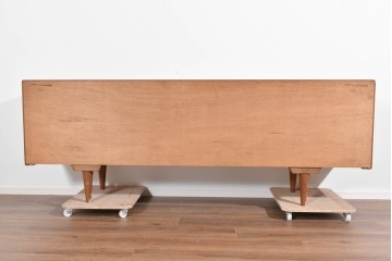 デンマークヴィンテージ　H.P. Hansen(H.P.ハンセン)　チーク材　柔らかな曲線が美しいサイドボード　(R-085270)