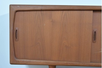 デンマークヴィンテージ　H.P. Hansen(H.P.ハンセン)　チーク材　柔らかな曲線が美しいサイドボード　(R-085270)