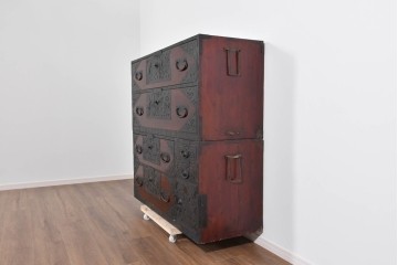 和製アンティーク　明治大正期　杉材　漆塗り　赤みの木肌に重厚金具が映える佐渡箪笥　(R-085271)