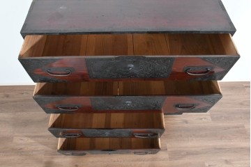 和製アンティーク　明治大正期　杉材　漆塗り　赤みの木肌に重厚金具が映える佐渡箪笥　(R-085271)