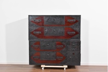 和製アンティーク　明治大正期　杉材　漆塗り　赤みの木肌に重厚金具が映える佐渡箪笥　(R-085271)