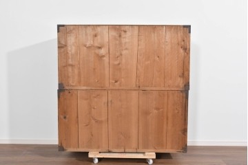 和製アンティーク　明治大正期　杉材　漆塗り　赤みの木肌に重厚金具が映える佐渡箪笥　(R-085271)