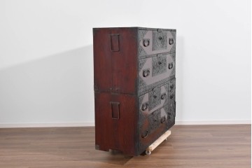 和製アンティーク　明治大正期　杉材　漆塗り　赤みの木肌に重厚金具が映える佐渡箪笥　(R-085271)
