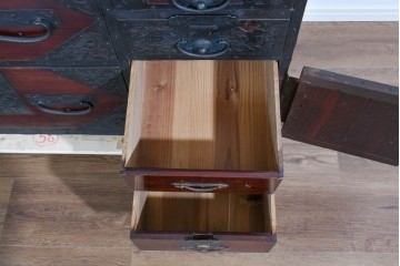 和製アンティーク　明治大正期　杉材　漆塗り　赤みの木肌に重厚金具が映える佐渡箪笥　(R-085271)