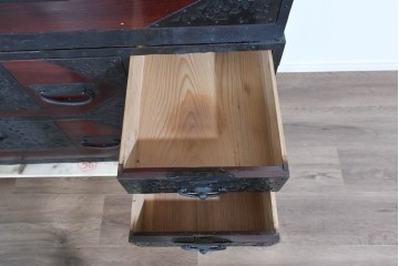 和製アンティーク　明治大正期　杉材　漆塗り　赤みの木肌に重厚金具が映える佐渡箪笥　(R-085271)