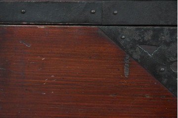 和製アンティーク　明治大正期　杉材　漆塗り　赤みの木肌に重厚金具が映える佐渡箪笥　(R-085271)