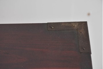 和製アンティーク　明治大正期　杉材　漆塗り　赤みの木肌に重厚金具が映える佐渡箪笥　(R-085271)