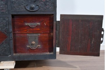 和製アンティーク　明治大正期　杉材　漆塗り　赤みの木肌に重厚金具が映える佐渡箪笥　(R-085271)