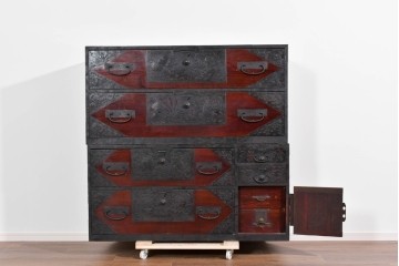 和製アンティーク　明治大正期　杉材　漆塗り　赤みの木肌に重厚金具が映える佐渡箪笥　(R-085271)