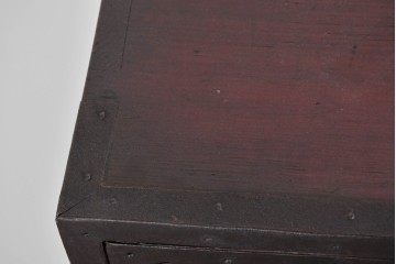 和製アンティーク　明治大正期　杉材　漆塗り　赤みの木肌に重厚金具が映える佐渡箪笥　(R-085271)