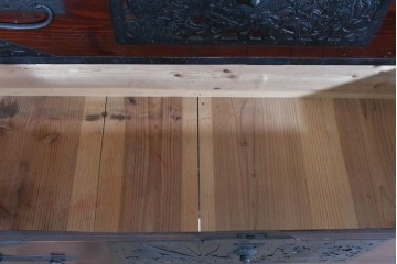 和製アンティーク　明治大正期　杉材　漆塗り　赤みの木肌に重厚金具が映える佐渡箪笥　(R-085271)