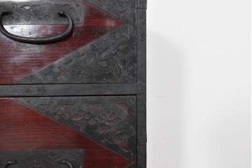 和製アンティーク　明治大正期　杉材　漆塗り　赤みの木肌に重厚金具が映える佐渡箪笥　(R-085271)