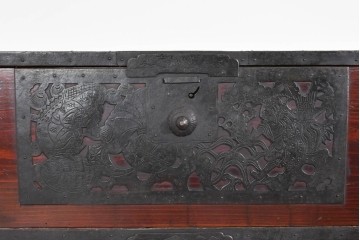 和製アンティーク　明治大正期　杉材　漆塗り　赤みの木肌に重厚金具が映える佐渡箪笥　(R-085271)