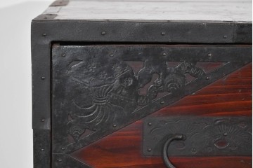 和製アンティーク　明治大正期　杉材　漆塗り　赤みの木肌に重厚金具が映える佐渡箪笥　(R-085271)