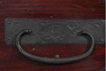 和製アンティーク　明治大正期　杉材　漆塗り　赤みの木肌に重厚金具が映える佐渡箪笥　(R-085271)