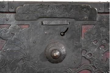 和製アンティーク　明治大正期　杉材　漆塗り　赤みの木肌に重厚金具が映える佐渡箪笥　(R-085271)