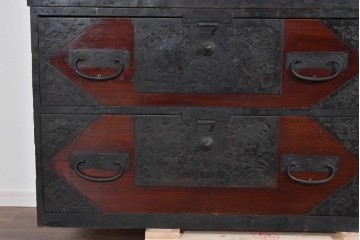 和製アンティーク　明治大正期　杉材　漆塗り　赤みの木肌に重厚金具が映える佐渡箪笥　(R-085271)
