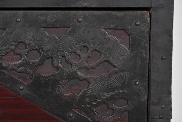 和製アンティーク　明治大正期　杉材　漆塗り　赤みの木肌に重厚金具が映える佐渡箪笥　(R-085271)