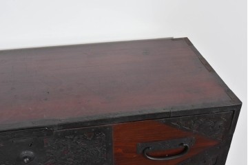 和製アンティーク　明治大正期　杉材　漆塗り　赤みの木肌に重厚金具が映える佐渡箪笥　(R-085271)