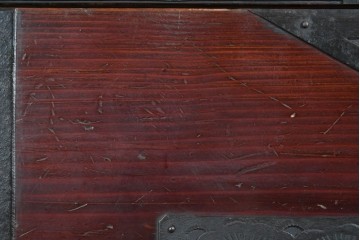 和製アンティーク　明治大正期　杉材　漆塗り　赤みの木肌に重厚金具が映える佐渡箪笥　(R-085271)