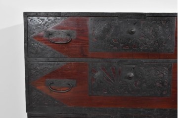 和製アンティーク　明治大正期　杉材　漆塗り　赤みの木肌に重厚金具が映える佐渡箪笥　(R-085271)