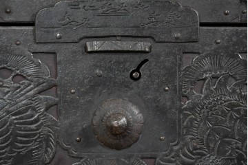 和製アンティーク　明治大正期　杉材　漆塗り　赤みの木肌に重厚金具が映える佐渡箪笥　(R-085271)