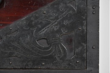 和製アンティーク　明治大正期　杉材　漆塗り　赤みの木肌に重厚金具が映える佐渡箪笥　(R-085271)