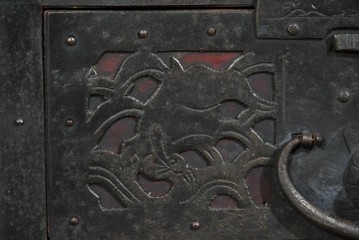 和製アンティーク　明治大正期　杉材　漆塗り　赤みの木肌に重厚金具が映える佐渡箪笥　(R-085271)