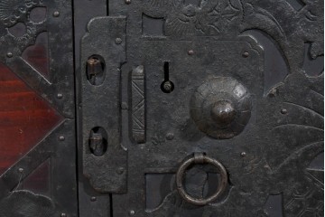 和製アンティーク　明治大正期　杉材　漆塗り　赤みの木肌に重厚金具が映える佐渡箪笥　(R-085271)