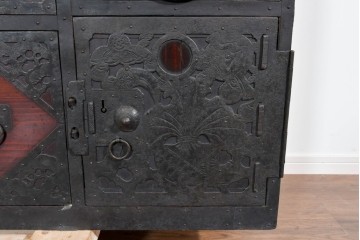 和製アンティーク　明治大正期　杉材　漆塗り　赤みの木肌に重厚金具が映える佐渡箪笥　(R-085271)