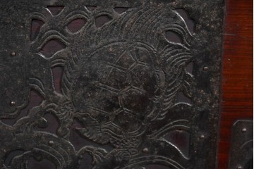 和製アンティーク　明治大正期　杉材　漆塗り　赤みの木肌に重厚金具が映える佐渡箪笥　(R-085271)