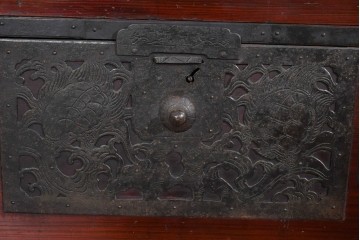 和製アンティーク　明治大正期　杉材　漆塗り　赤みの木肌に重厚金具が映える佐渡箪笥　(R-085271)