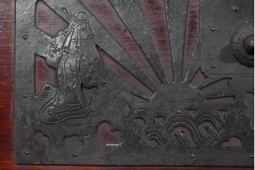 和製アンティーク　明治大正期　杉材　漆塗り　赤みの木肌に重厚金具が映える佐渡箪笥　(R-085271)