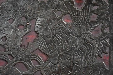 和製アンティーク　明治大正期　杉材　漆塗り　赤みの木肌に重厚金具が映える佐渡箪笥　(R-085271)