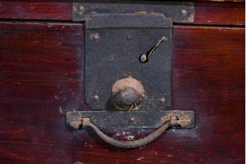 和製アンティーク　明治大正期　杉材　漆塗り　赤みの木肌に重厚金具が映える佐渡箪笥　(R-085271)