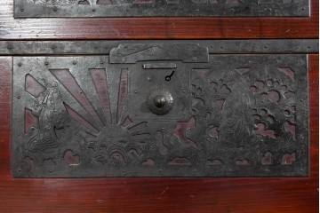 和製アンティーク　明治大正期　杉材　漆塗り　赤みの木肌に重厚金具が映える佐渡箪笥　(R-085271)